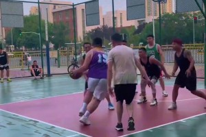 曾经也是湖人非卖品！如今霍顿·塔克在欧洲联赛也混得风生水起