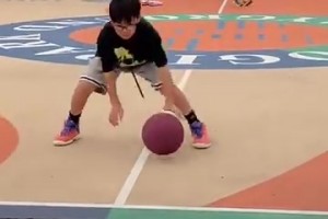 现在的小孩运球这么猛吗？看来要认真背打了