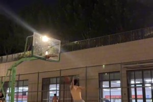 卧槽，这哥们是野球场格里芬？弹跳这么炸