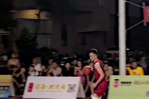 不是，比赛还没开始呢，这裁判先抽筋倒下了！