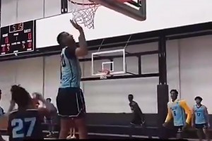 肉眼可见的恐怖滞空！火箭阿门进NBA前是这样打球的！